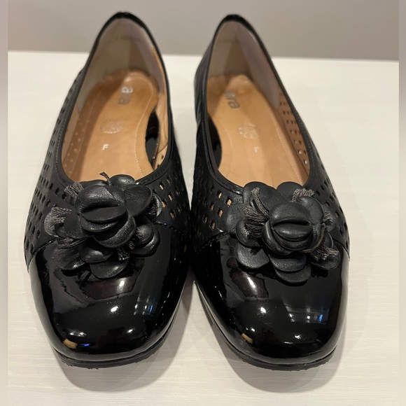 Vintage Floral-Detail Flats - Picture 2 of 8